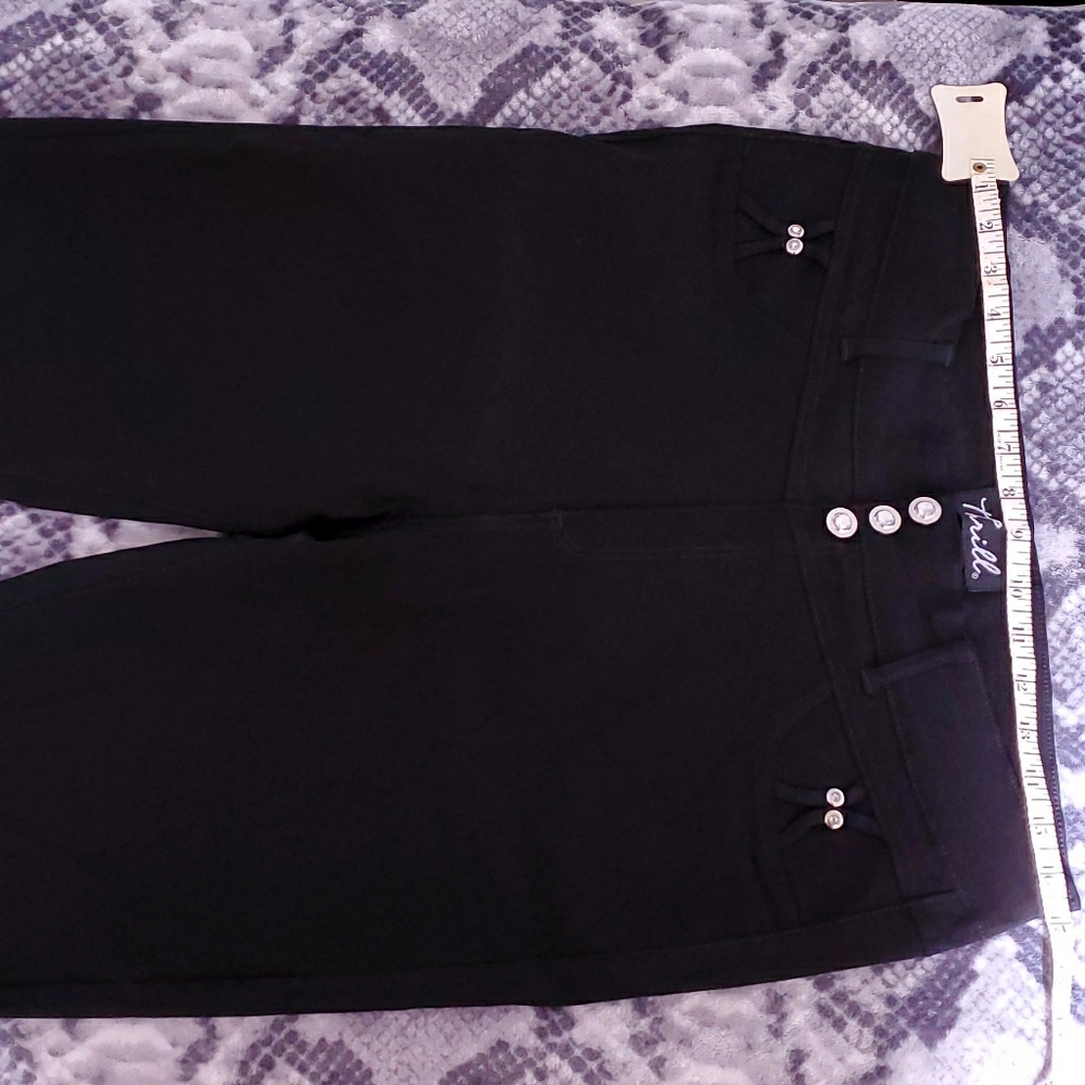 Black capris